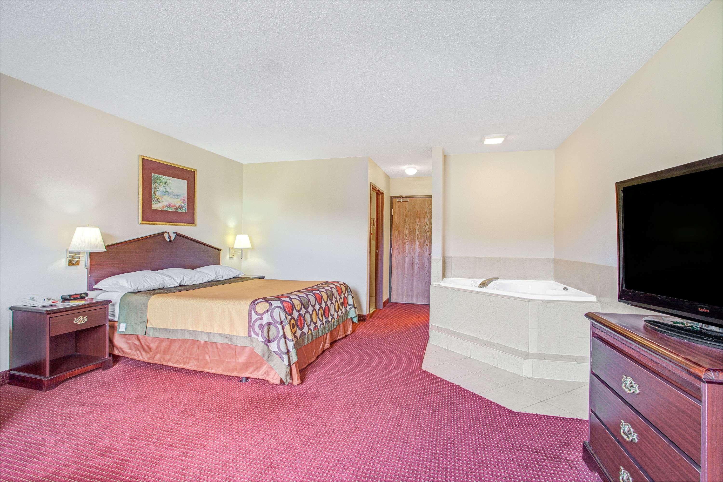 Super 8 By Wyndham Clinton Hotel Exterior photo