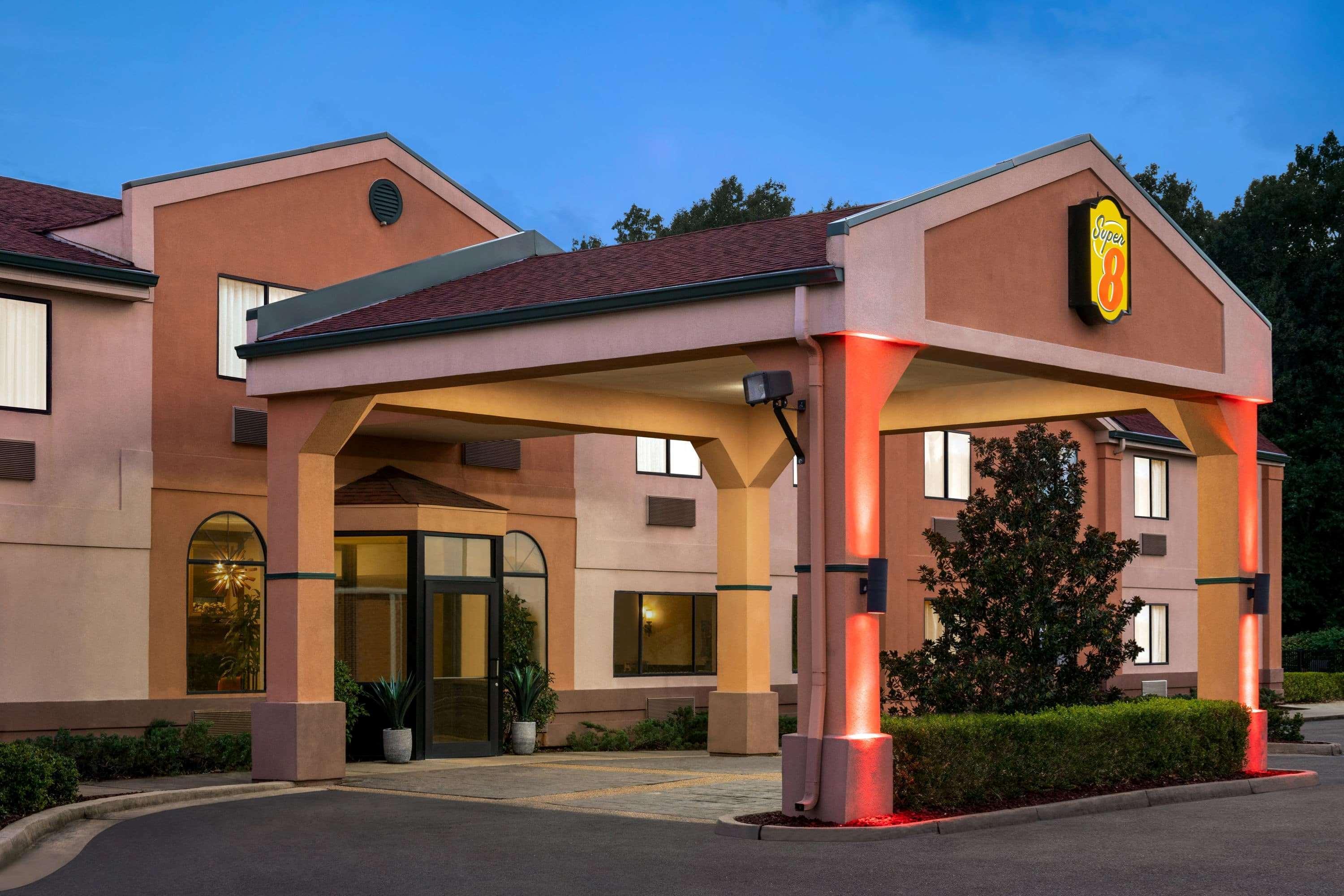 Super 8 By Wyndham Clinton Hotel Exterior photo