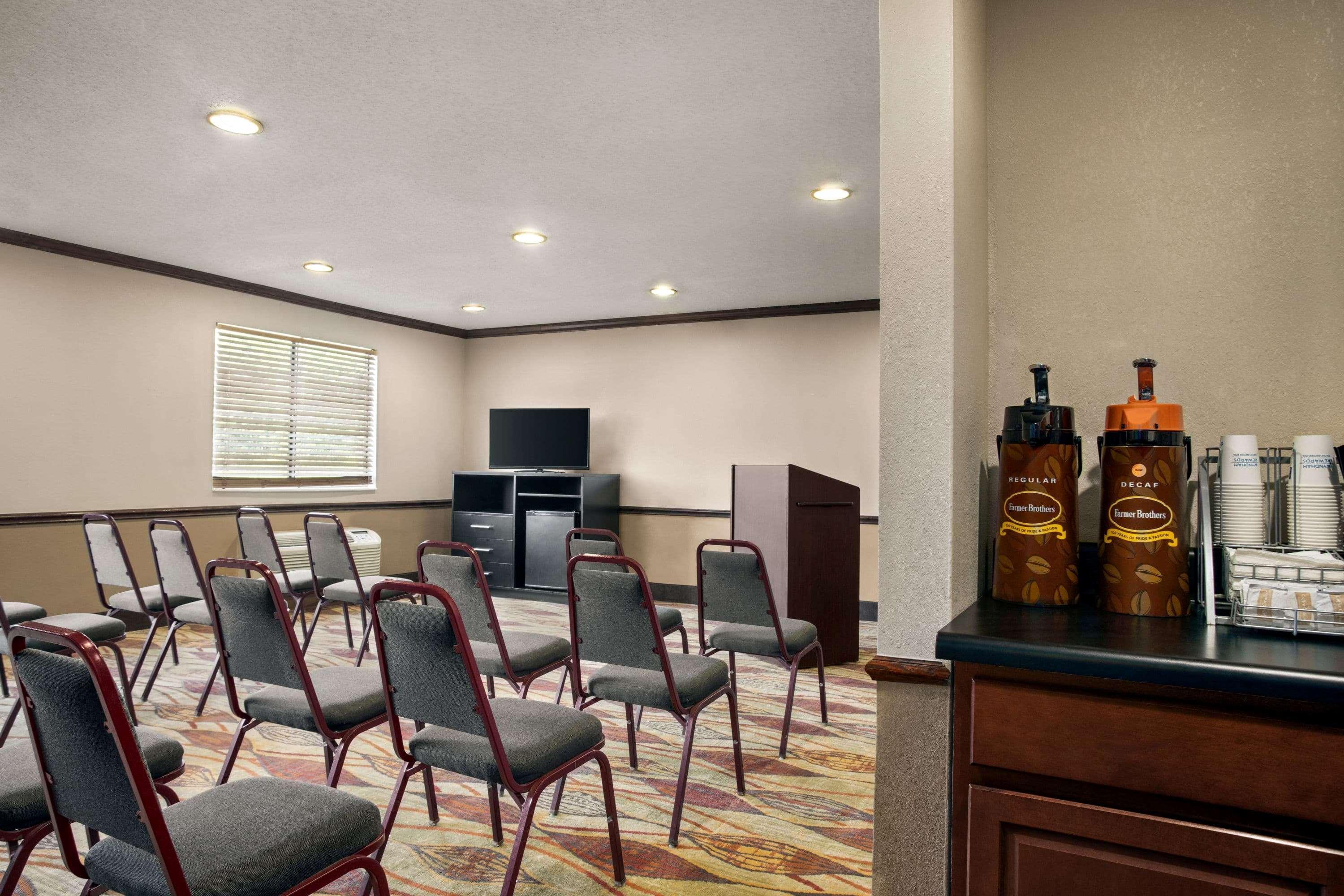 Super 8 By Wyndham Clinton Hotel Exterior photo