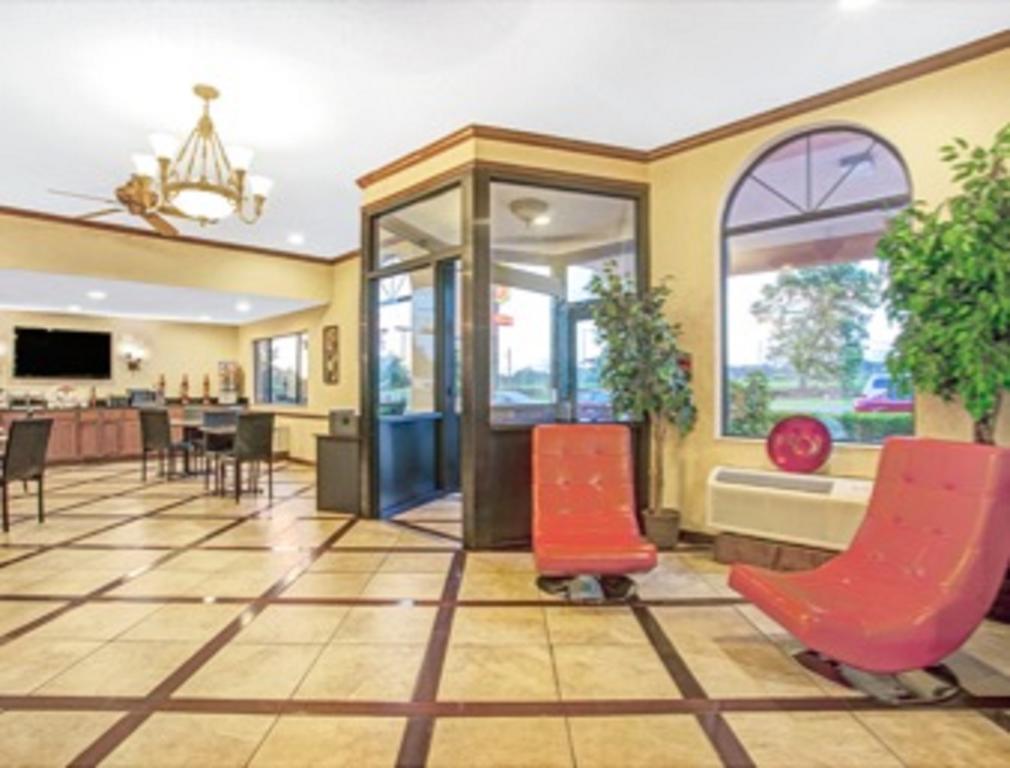 Super 8 By Wyndham Clinton Hotel Exterior photo