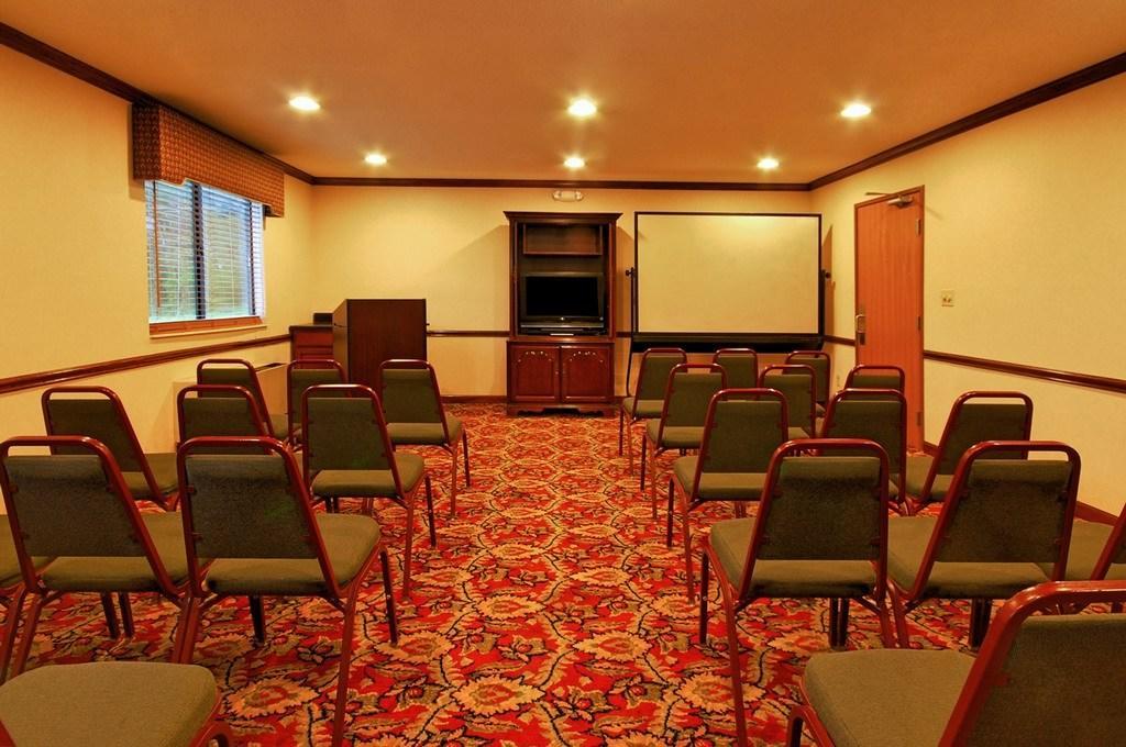 Super 8 By Wyndham Clinton Hotel Exterior photo