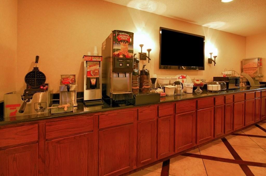 Super 8 By Wyndham Clinton Hotel Exterior photo