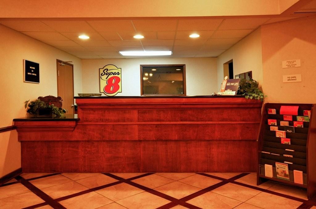 Super 8 By Wyndham Clinton Hotel Exterior photo